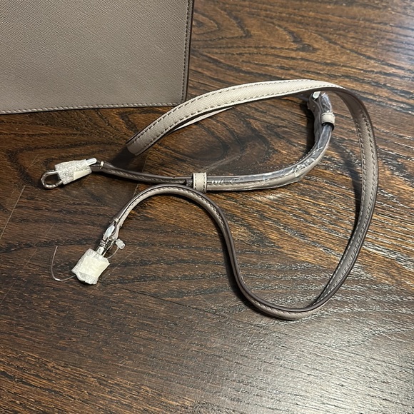 Kate Spade Cross Body 🎉 - Picture 6 of 9